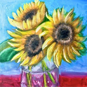 Puede incluir: Pintura al óleo de tres girasoles en un jarrón de cristal. Los girasoles tienen pétalos amarillos y centros de color marrón oscuro. El fondo es azul y rojo, con hojas verdes visibles.