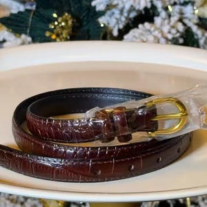 Smalbälte i äkta läder med krokodilprägling, svart midjeaccessoar för jeansklänningar