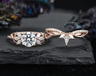 Anel de noivado com diamante de laboratório de 1,0 ct, lapidação redonda, certificado pelo IGI, aliança torcida em ouro rosa 14k com detalhe floral e diamantes de laboratório como detalhe. Conjunto de casamento/nupcial com detalhes florais.