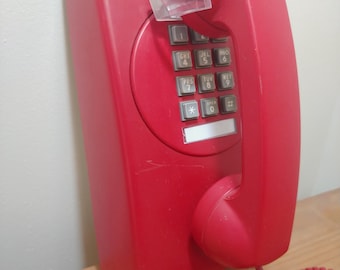 1970er Vintage rotes Touchtone Wandtelefon mit Drucktaste - MADE in CANADA
