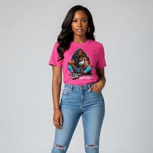 Op de afbeelding: Een vrouw draagt een roze t-shirt met een grafisch ontwerp en lichtblauwe jeans met gescheurde knie&euml;n. Het t-shirt heeft een kleurrijke illustratie en het woord "Unfiltered". Ze draagt ook sandalen met hoge hakken.