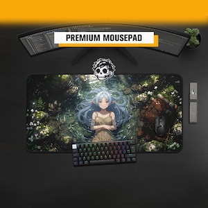 Könnte beinhalten: Ein rechteckiges Mauspad mit einer Anime-Illustration einer langhaarigen Elfenfigur, die in einem Waldbach mit Steinen und weißen Blumen liegt. Das Design enthält einen braunen Rucksack und ein kleines Totenkopf-Logo in der oberen Mitte.