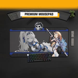 Może przedstawiać: Prostokątna podkładka pod mysz z grafiką przedstawiającą dwie postacie w stylu anime w biało-niebieskich strojach. Jedna postać leży, a druga stoi z włócznią. Projekt zawiera logo czaszki oraz niebieskie akcenty.