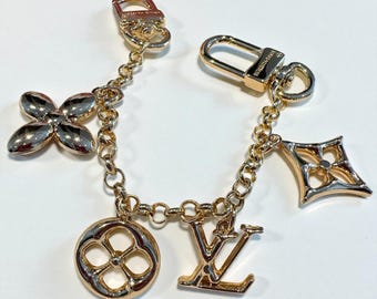 22293 - Louis Vuitton Silver Tone Leather Monogram Bag Charms Key