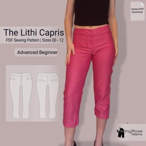 Könnte beinhalten: Helle pinkfarbene Caprihose mit dezentem Fischgrätmuster. Das Bild zeigt auch ein PDF-Schnittmuster mit dem Titel "The Lithi Capris" für die Größen 00-12, geeignet für fortgeschrittene Anfänger. Das Muster ist als sofortiger PDF-Download verfügbar.