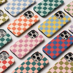 Puede incluir: Una colección de fundas para smartphone dispuestas en cuadrícula, cada una con un patrón de tablero de ajedrez bicolor. Las fundas muestran varias combinaciones de colores que incluyen cuadrados rojos, azules, rosas, verdes, amarillos, naranjas y marrones.