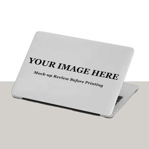 Puede incluir: Una pegatina blanca para portátil con el texto negro YOUR IMAGE HERE seguido del texto negro más pequeño Mock-up Review Before Printing. El portátil se muestra en ángulo, mostrando la cubierta superior y una parte de los puertos laterales.