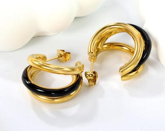 Pendientes colgantes triples en forma de C con centro en color negro/rosa/verde menta y dorado.