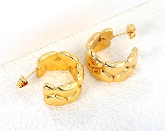 Pendientes de botón en forma de C, color dorado