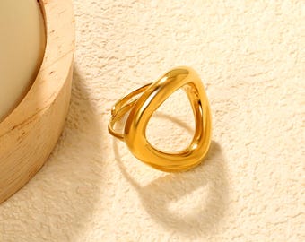 Anillo llamativo en capas con centro hueco