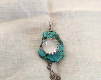 Ciondolo turchese con pietra bianca
