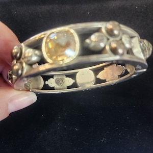 Bracciale rigido ovale con chiusura a morsetto in cristallo e perle Brighton Selene immagine 2