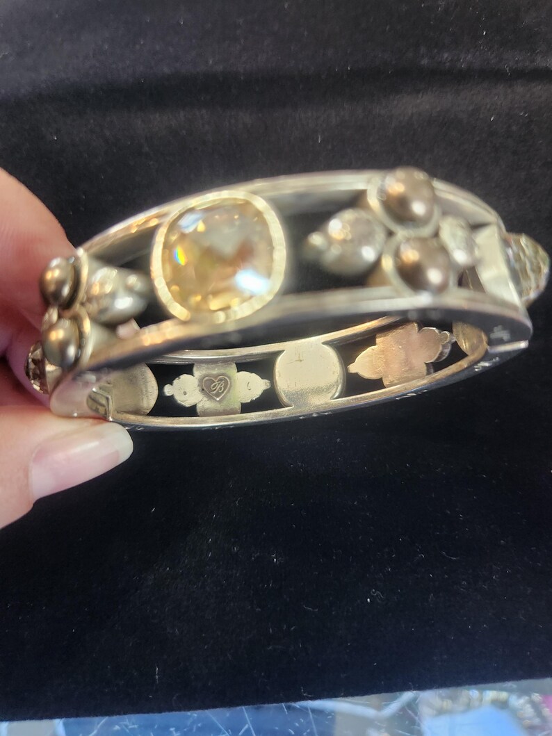 Bracciale rigido ovale con chiusura a morsetto in cristallo e perle Brighton Selene immagine 2