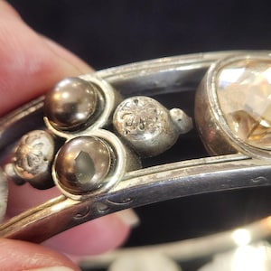 Pu&ograve; includere: Una tazza di ceramica bianca con manico nero e la scritta "But First, Coffee" in grassetto nero. La tazza &egrave; posta su uno sfondo sfocato, che suggerisce un'atmosfera accogliente.