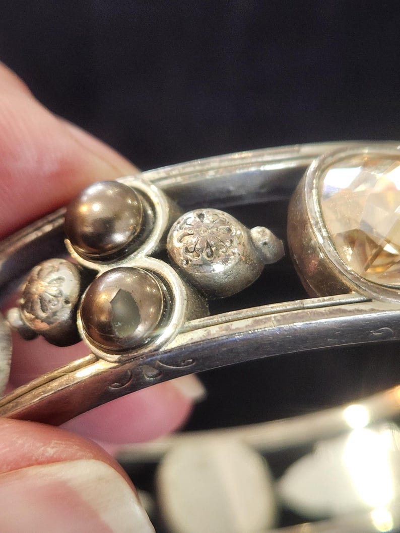 Pu&ograve; includere: Una tazza di ceramica bianca con manico nero e la scritta "But First, Coffee" in grassetto nero. La tazza &egrave; posta su uno sfondo sfocato, che suggerisce un'atmosfera accogliente.