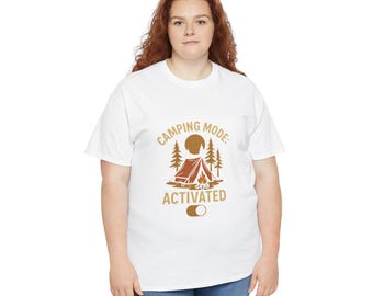 T-shirt met kampeermodus | Tent, bomen, kampvuur buitenafbeelding