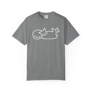 Camiseta con estampado lineal de gatos mordiendo / camiseta minimalista de gato, color gris.