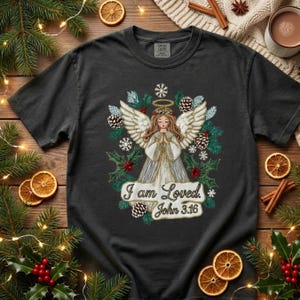 Faux broderi Jag är älskad bibelvers PNG, julängel bedjande blommig, kristen sublimering