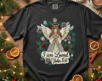 Sztuczny haft: Werset biblijny „Jestem kochany” PNG, Modlący się anioł bożonarodzeniowy, chrześcijańska sublimacja