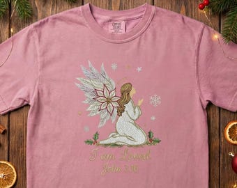 Anioł ze skrzydłami poinsecji PNG, sztuczny haft z Ewangelią Jana 3:16, sublimacja modlącego się anioła Bożego Narodzenia