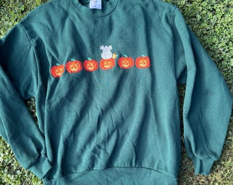 Vintage jaren 90 sweatshirt met geborduurde pompoen en spookmotief – Bosgroene ronde hals (maat L)