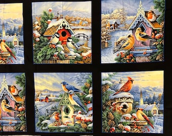 Puede incluir: Panel de tela con ocho escenas invernales que representan casas para pájaros, pájaros y paisajes nevados. Los pájaros incluyen cardenales, azulejos y jilgueros. Las casas para pájaros están decoradas con ramas de pino y bayas.