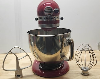 Robot da cucina KitchenAid Artisan da 5 litri, colore rosso impero, modello KSM150 con testa inclinabile e ciotola in acciaio inox, testata e funzionante.