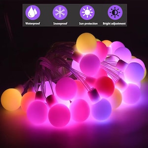 Puede incluir: Una cadena de luces LED de globo de colores. Las luces son en tonos de rosa, morado y amarillo. La imagen también muestra iconos que indican que las luces son impermeables, a prueba de nieve, protección solar y ajuste de brillo.