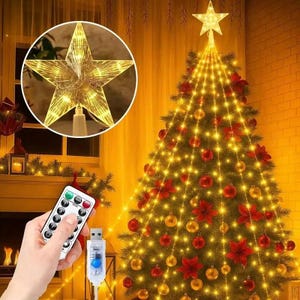 Puede incluir: Un árbol de Navidad decorado con luces blancas cálidas, adornos rojos y una estrella en la parte superior. Se ven un mando a distancia y un cable USB. El árbol está frente a una chimenea.