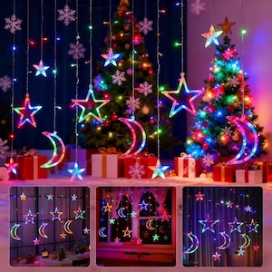 Op de afbeelding: Een feestelijke kerstscène met veelkleurige ster- en halve maan lichtslingers. De lichten hangen voor versierde kerstbomen en ingepakte cadeaus. Extra afbeeldingen tonen de lichten in verschillende omgevingen.
