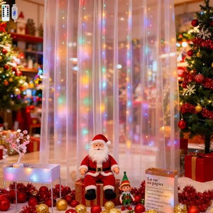 Puede incluir: Una escena navideña festiva con una muñeca de Papá Noel, una figura de elfo y una cadena de luces multicolores. Una cortina blanca transparente con luces integradas sirve de telón de fondo. Adornos rojos y dorados y un árbol de Navidad completan la decoración.