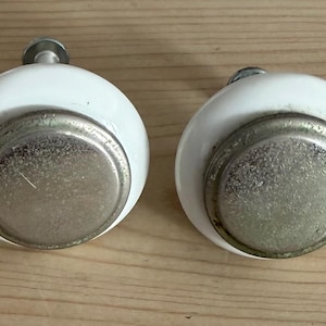 Puede incluir: Un juego de tres tazas de cerámica con un acabado mate moteado. Las tazas son de color crema, gris claro y gris oscuro. Cada taza tiene un diseño simple y minimalista.