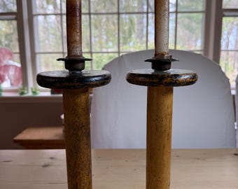 Candelabros antiguos hechos con carretes de carrete