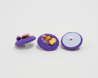 Botón de lana con cuentas hecho a mano de 25 mm, color morado.