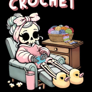 以下が含まれることがあります： ピンクのパーカーとアヒルのスリッパを履き、椅子に座ってかぎ針編みをしているスケルトンの漫画イラスト。上部には「CROCHET」という文字があり、下部には「BECAUSE MURDER IS WRONG」というフレーズがあります。糸のバスケットがサイドテーブルにあります。