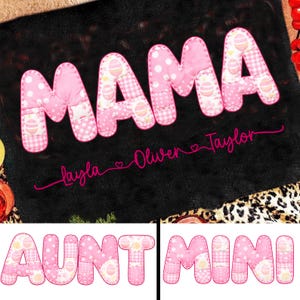 Puede incluir: Una manta negra con la palabra "MAMA" en letras grandes de patchwork rosa. Las letras están decoradas con lunares, cuadros de vichy y diseños de huevos de Pascua. Debajo, los nombres "Layla", "Oliver" y "Taylor" están escritos en rosa.