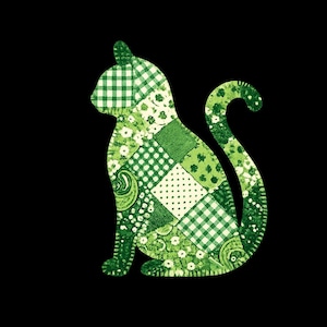 Könnte beinhalten: Eine grüne Patchwork-Katzen-Silhouette auf schwarzem Hintergrund. Die Katze besteht aus verschiedenen grün-weiß gemusterten Stoffquadraten, darunter Vichy-, Blumen- und Paisley-Designs. Die Katze sitzt mit eingerolltem Schwanz.