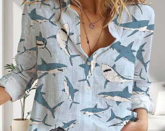 Linnen blouse met haaienprint, shirt kustgrootmoeder Ocean Life, esthetische zeevis button-down, cadeau zeebioloog, blauwe zomertop dames