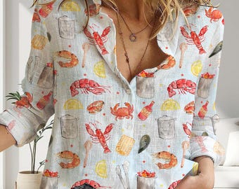 Blusa de mujer del Festival del Cangrejo de Luisiana, Top de verano para mariscada, Camisa abotonada con estampado artístico de cangrejo - Camisa vibrante para fiestas tropicales 2026