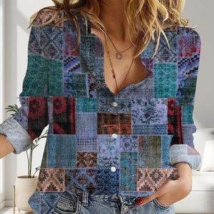 Blusa bohemia de patchwork para mujer, camisa con estampado artístico de patchwork, top con estampado geométrico retro, camisa informal de manga larga con botones, regalo único para ella.