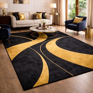 Può includere: Un tappeto nero e oro con un design astratto. Il tappeto presenta uno sfondo nero con forme dorate curve e fluide. Il tappeto è posizionato su un pavimento in legno e la stanza è arredata con un divano, sedie e un tavolino. Dimensioni: circa 200 cm x 300 cm.