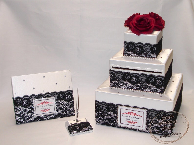 Scatola per partecipazioni di nozze bianca con pizzo nero e rose rosse, libro degli ospiti e penna incastonata con strass ovunque immagine 1