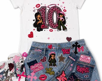Puede incluir: Una camiseta blanca con el logotipo de Bratz, el número 10 con estampado de leopardo rosa y dos personajes Bratz. Una falda vaquera azul decorada con varios parches que incluyen personajes Bratz, texto, corazones y cruces. Un par de calcetines blancos.