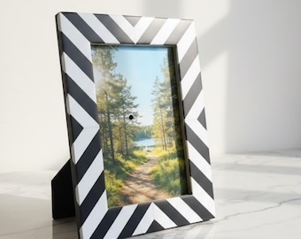 Marco de fotos Chevron con incrustaciones de hueso / Marco de resina en blanco y negro / Decoración moderna hecha a mano