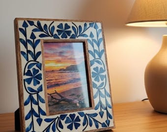 Marco de fotos de madera con incrustaciones de resina floral azul, hecho a mano – Marco de fotos artesanal de sobremesa