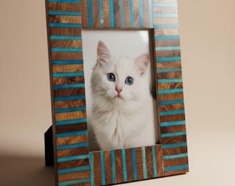 Marco de fotos de resina y madera hecho a mano: moderno marco con detalles en azul.