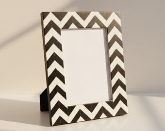Marco de fotos de mesa con incrustaciones de hueso hecho a mano / Patrón de resina Chevron / Elegante marco de fotos de mesa