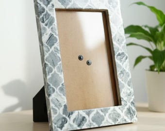 Marco de fotos de resina hecho a mano: moderno marco texturizado para una decoración elegante del hogar.