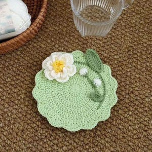 Söt virkad underlägg med näckrosblad, handgjord, grönt blad, blomma, muggmatta, estetisk dryckesmatta, heminredning, presentidé, mysig bordsuppsättning