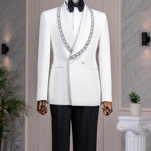 Traje de esmoquin blanco para hombre, solapa adornada, blazer cruzado, atuendo formal para bodas.